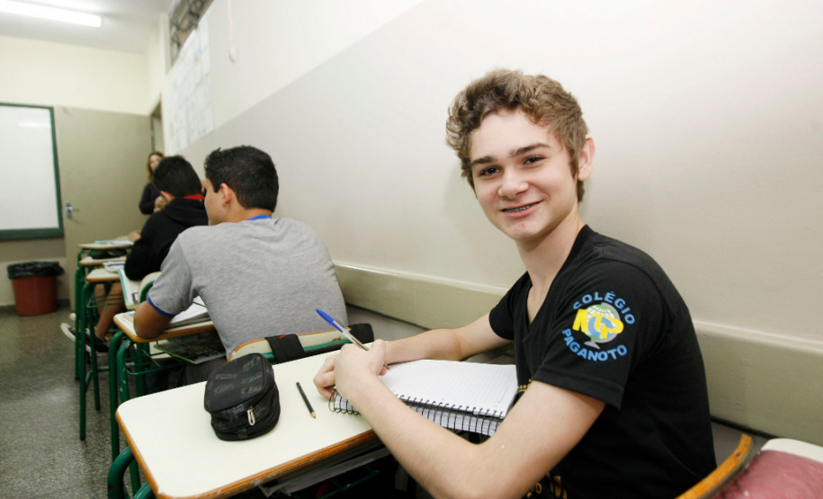 18-06-13 - Foz do Iguaçu, obras no Colégio Estadual Mariano Camilo Paganoto. Na foto o aluno Samir Saada.