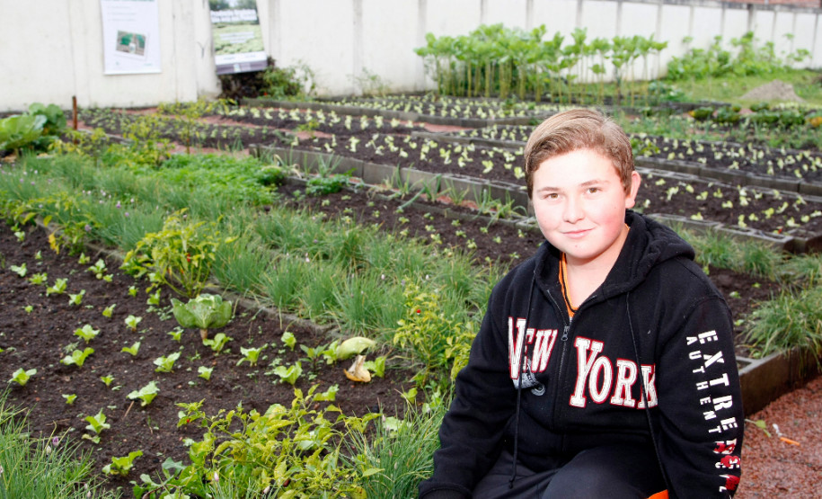 20-06-13 - Colegio Estadual Ipe em Sao Jose dos Pinhais, Colegio implanta sistem sustentavel com horta, arvores, jardim, radio escola, na foto o aluno Leonardo Scorsi.