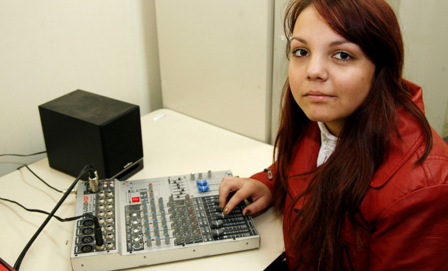 20-06-13 - Colegio Estadual Ipe em Sao Jose dos Pinhais, Colegio implanta sistem sustentavel com horta, arvores, jardim, radio escola, na foto a aluna Pamela Marcelino da Silva.