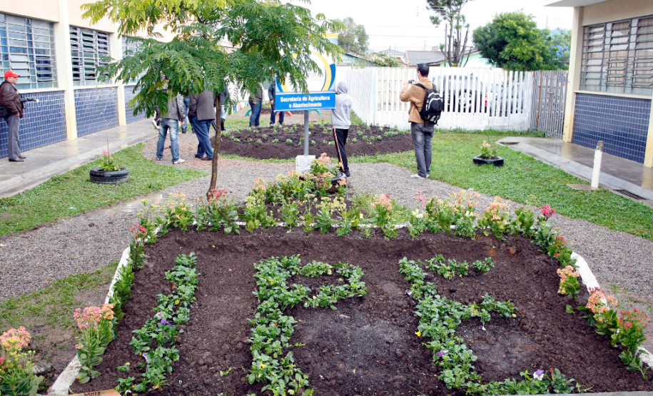 20-06-13 - Colegio Estadual Ipe em Sao Jose dos Pinhais, Colegio implanta sistem sustentavel com horta, arvores, jardim, radio escola.