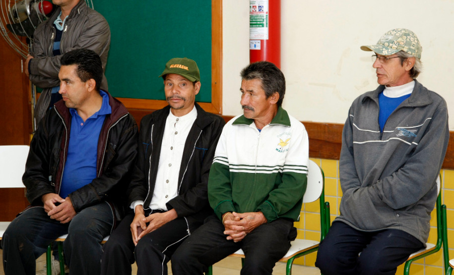 20-06-13 - Colegio Estadual Ipe em Sao Jose dos Pinhais, Colegio implanta sistem sustentavel com horta, arvores, jardim, radio escola.