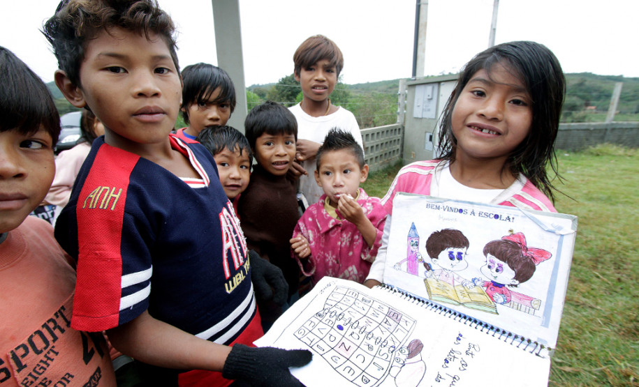 A Secretaria de Estado da Educação ampliou número de atendimento aos alunos das comunidades indígenas no Paraná. Em 2011, a rede estadual tinha 3.674 alunos matriculados e neste ano são quase 4.500 estudantes, de 35 comunidades de várias regiões do Estado. Na foto, alunos da  Escola Indígena Valdomiro P. de Lima, da Aldeia Pinhal. em Espigão Alto do Iguaçu.