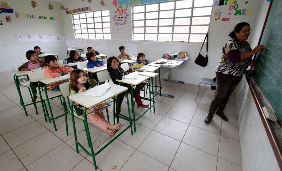 A Secretaria de Estado da Educação ampliou número de atendimento aos alunos das comunidades indígenas no Paraná. Em 2011, a rede estadual tinha 3.674 alunos matriculados e neste ano são quase 4.500 estudantes, de 35 comunidades de várias regiões do Estado. Na foto, alunos da  Escola Indígena Valdomiro P. de Lima, da Aldeia Pinhal. em Espigão Alto do Iguaçu.