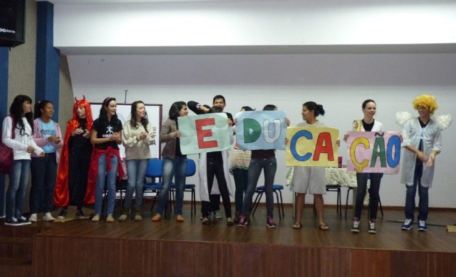 Estudantes são multiplicadores do assunto e responsáveis por trabalharem os temas nos seus colégios.