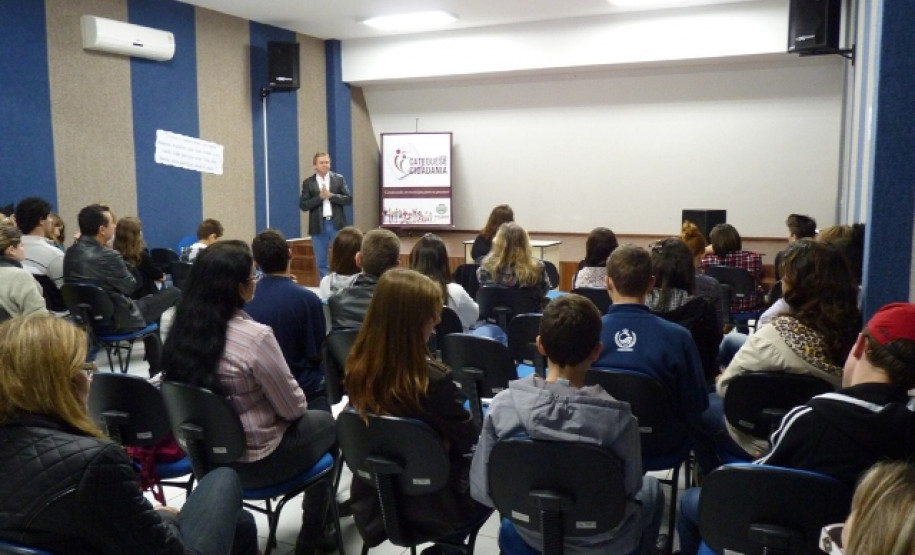 Estudantes são multiplicadores do assunto e responsáveis por trabalharem os temas nos seus colégios.