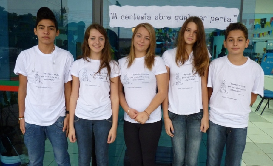 Estudantes são multiplicadores do assunto e responsáveis por trabalharem os temas nos seus colégios.