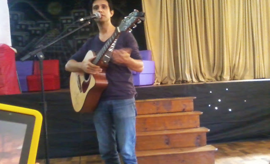 Evento trouxe palestras, poemas e trabalhos sobre autor feitos por alunos e professores de colégio em Santo Antônio do Sudoeste.