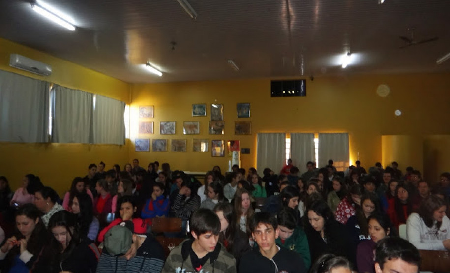 Evento trouxe palestras, poemas e trabalhos sobre autor feitos por alunos e professores de colégio em Santo Antônio do Sudoeste.