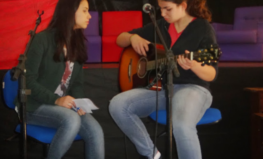 Evento trouxe palestras, poemas e trabalhos sobre autor feitos por alunos e professores de colégio em Santo Antônio do Sudoeste.