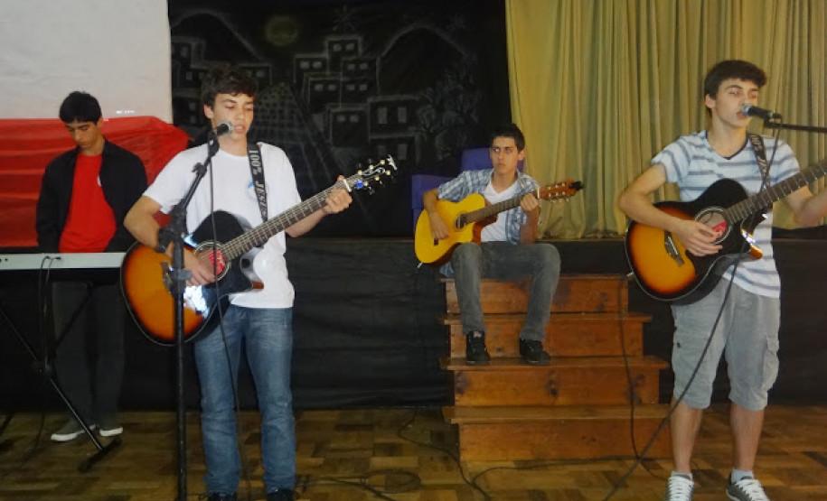 Evento trouxe palestras, poemas e trabalhos sobre autor feitos por alunos e professores de colégio em Santo Antônio do Sudoeste.