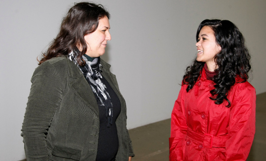 25-06-13 - CEEP Newton Freire Maia em Pinhais recebe a Mostra Estudantil Expocine Norte, na foto a Diretora do Colégio Estadual Joao Gueno e a aluna Juliana Martins de 17 anos.