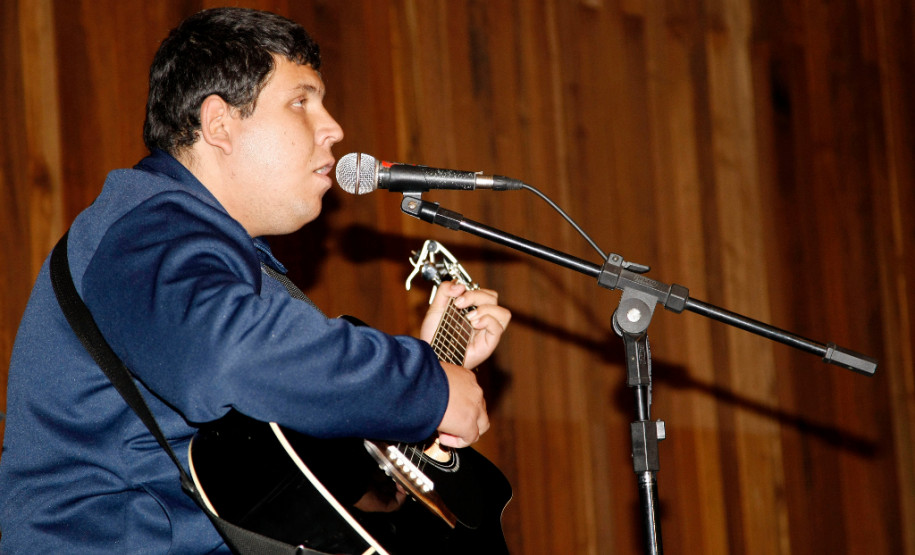 25-06-13 - CEEP Newton Freire Maia em Pinhais recebe a Mostra Estudantil Expocine Norte, apresentação do aluno Edson Gonçalves Jesus da APAE de Adrianópolis.