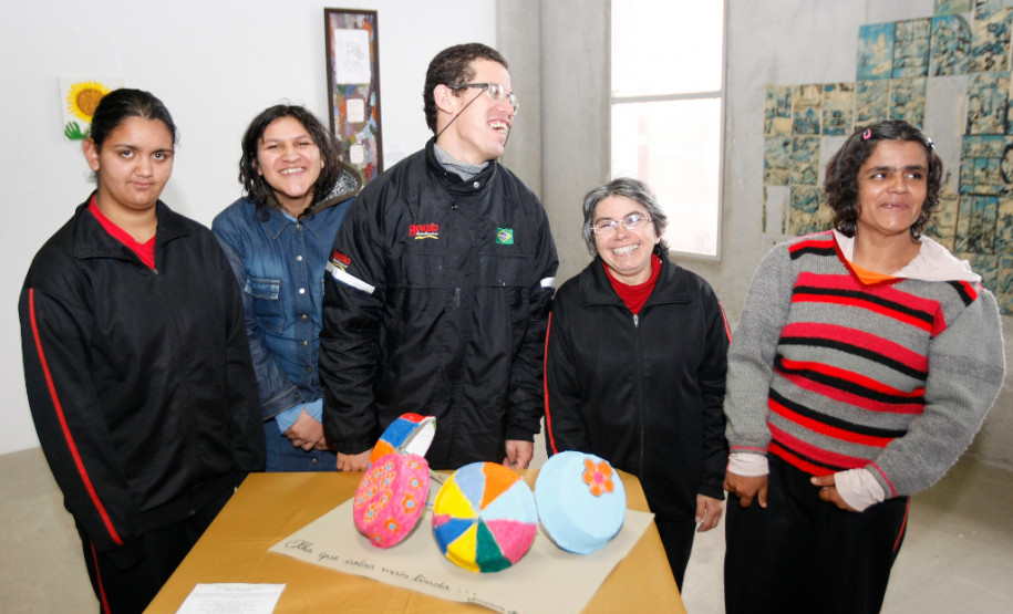 25-06-13 - CEEP Newton Freire Maia em Pinhais recebe a Mostra Estudantil Expocine Norte, alunos da APAE.