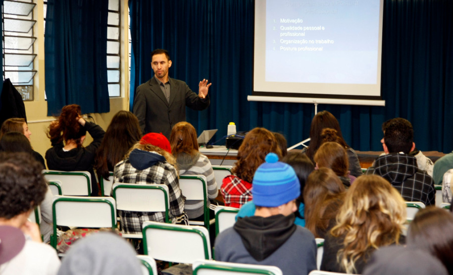 24-06-13 - Colégio Estadual Homero Batista de Barros recebe laboratório de técnico de meio ambiente. Foto: Hedeson Alves
