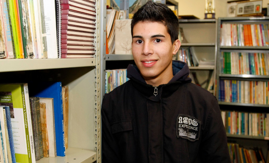 24-06-13 - Colégio Estadual Homero Batista de Barros recebe laboratório de técnico de meio ambiente, na foto o aluno Eduardo Godoi dos Santos de 15 anos. Foto: Hedeson Alves