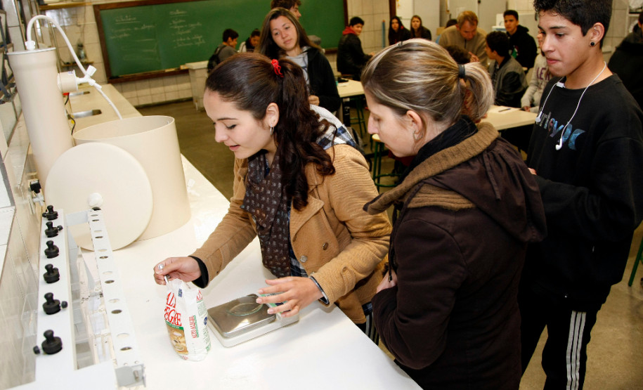 24-06-13 - Colégio Estadual Homero Batista de Barros recebe laboratório de técnico de meio ambiente. Foto: Hedeson Alves