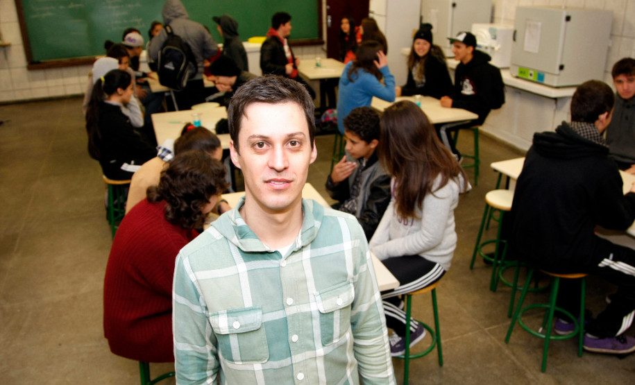 24-06-13 - Colégio Estadual Homero Batista de Barros recebe laboratório de técnico de meio ambiente, Coordenador do curso Fabiano Villapore Ferreira. Foto: Hedeson Alves