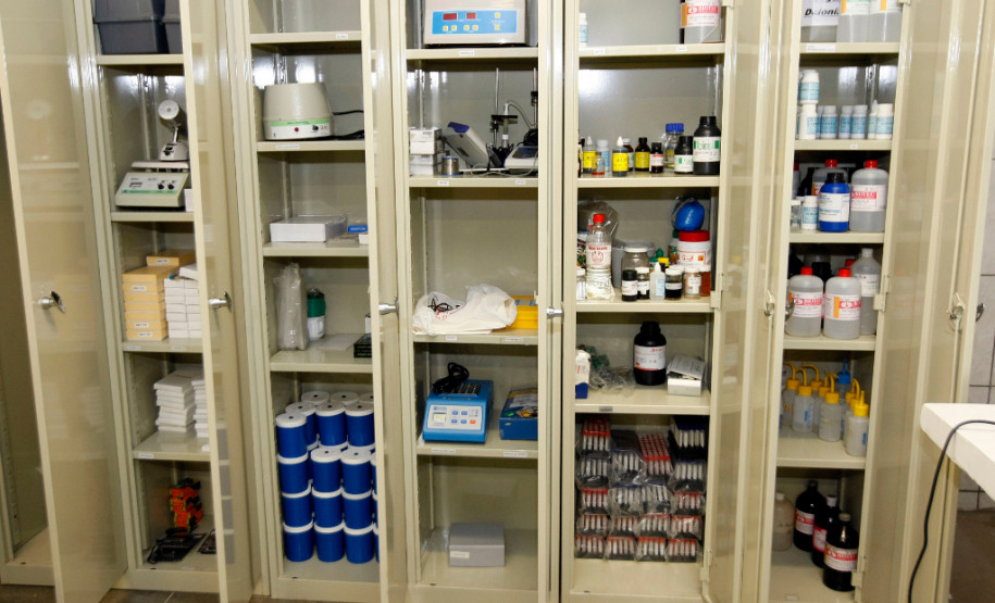 24-06-13 - Colégio Estadual Homero Batista de Barros recebe laboratório de técnico de meio ambiente. Foto: Hedeson Alves