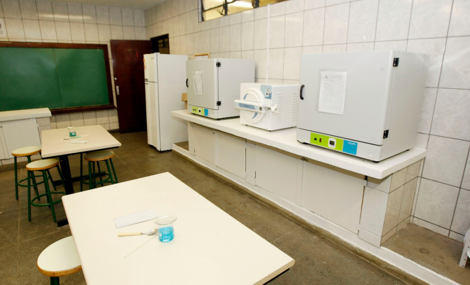 24-06-13 - Colégio Estadual Homero Batista de Barros recebe laboratório de técnico de meio ambiente. Foto: Hedeson Alves