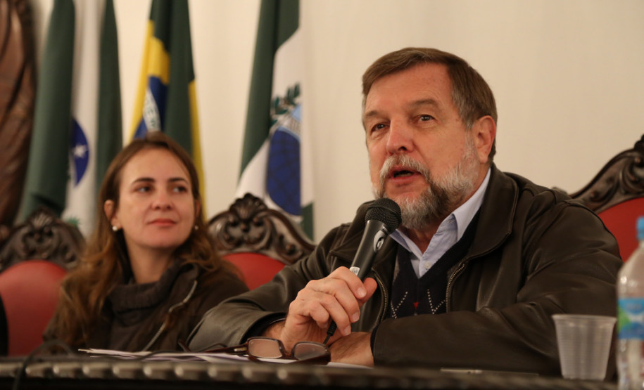 Conferências municipais estão acontecendo em todo o Paraná até o dia 10 de julho. Resultados serão levados para a Conae 2014, em Brasília. Na foto, Cristiana Gonzaga e Flávio Arns.<br />
<br />
Veja mais fotos em: <a href=" http://www.flickr.com/photos/flavioarns/sets/72157634301573397/" target="_blank"> http://www.flickr.com/photos/flavioarns </a>