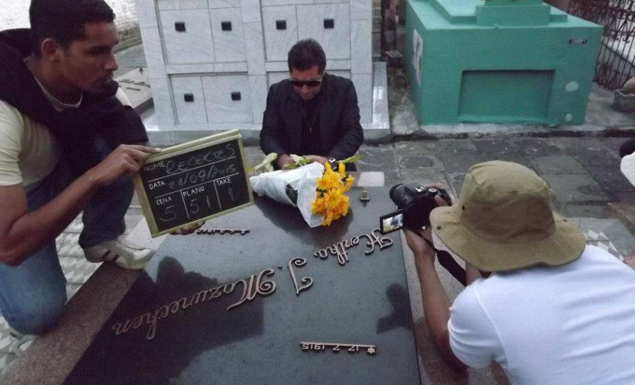 Os formandos em Técnico em Produção de Áudio e Vídeo, do Colégio Estadual do Paraná, apresentam o filme "Recortes" - curta metragem de conclusão de curso da turma.