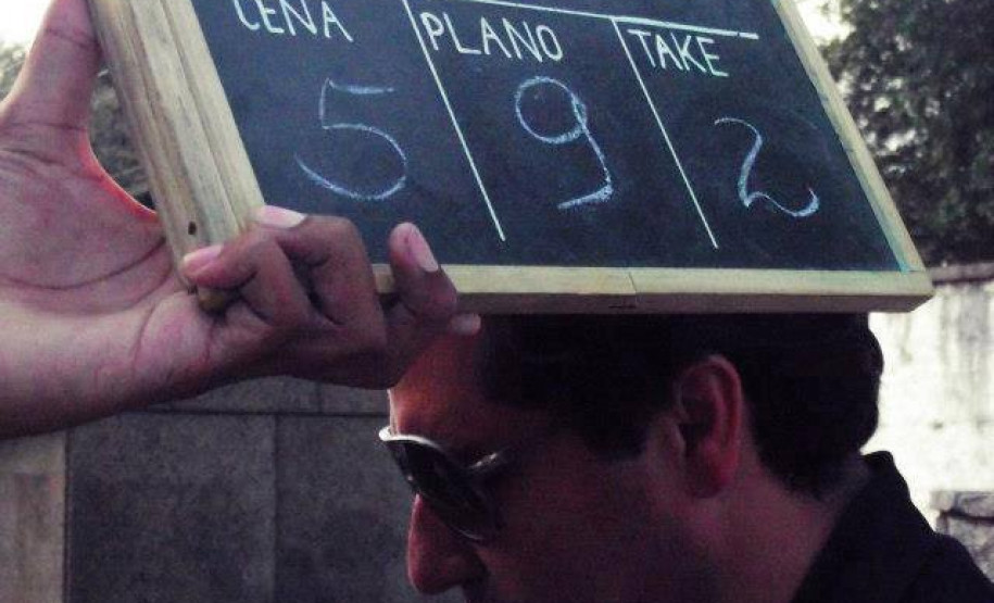 Os formandos em Técnico em Produção de Áudio e Vídeo, do Colégio Estadual do Paraná, apresentam o filme "Recortes" - curta metragem de conclusão de curso da turma.