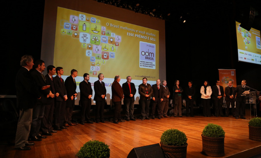 Metas foram definidas pela Organização das Nações Unidas e abrangem áreas como meio ambiente, direitos das mulheres e racismo. <br />
<br />
Veja mais fotos em: <a href="link propriamente dito" target="_blank">texto que vai aparecer</a>