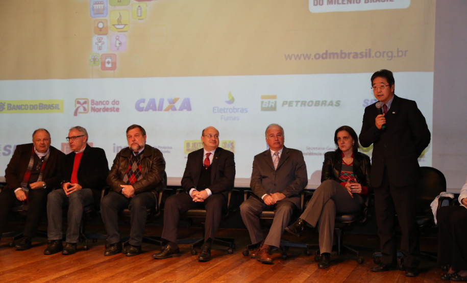 Metas foram definidas pela Organização das Nações Unidas e abrangem áreas como meio ambiente, direitos das mulheres e racismo. <br />
<br />
Veja mais fotos em: <a href="link propriamente dito" target="_blank">texto que vai aparecer</a>