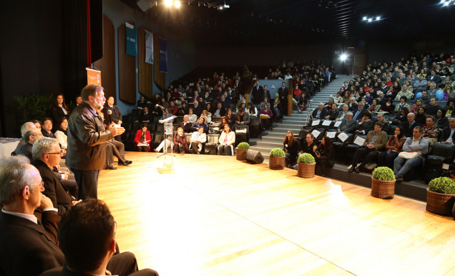 Metas foram definidas pela Organização das Nações Unidas e abrangem áreas como meio ambiente, direitos das mulheres e racismo. <br />
<br />
Veja mais fotos em: <a href="link propriamente dito" target="_blank">texto que vai aparecer</a>