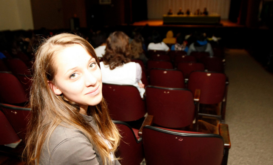 26-06-13 - Colégio Estadual do Paraná, palestra sobre sustentabilidade do professor Paulo Medeiros, na foto a aluna Alessandra Seer, de 15 anos.