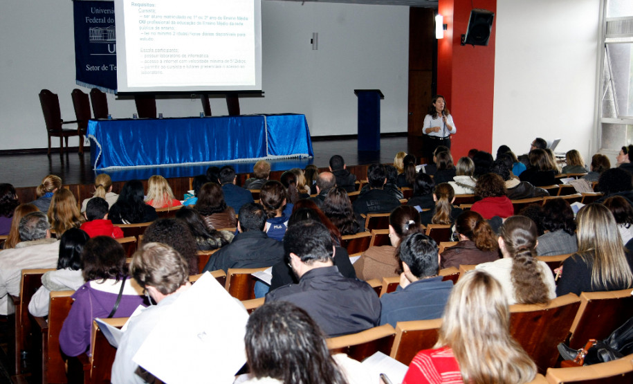 27-06-13 - Universidade Federal do Paraná, Centro Politécnico, Curso de Qualificação de tecnologia, uma parceria entre a Secretaria Estadual de Educação e UFPR.