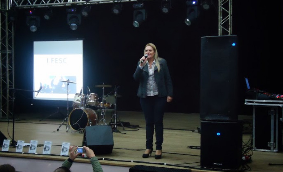 O Festival Estudantil da Canção acontece em três etapas: escolar, municipal e regional. Todas as 94 escolas do Núcleo Regional participam.