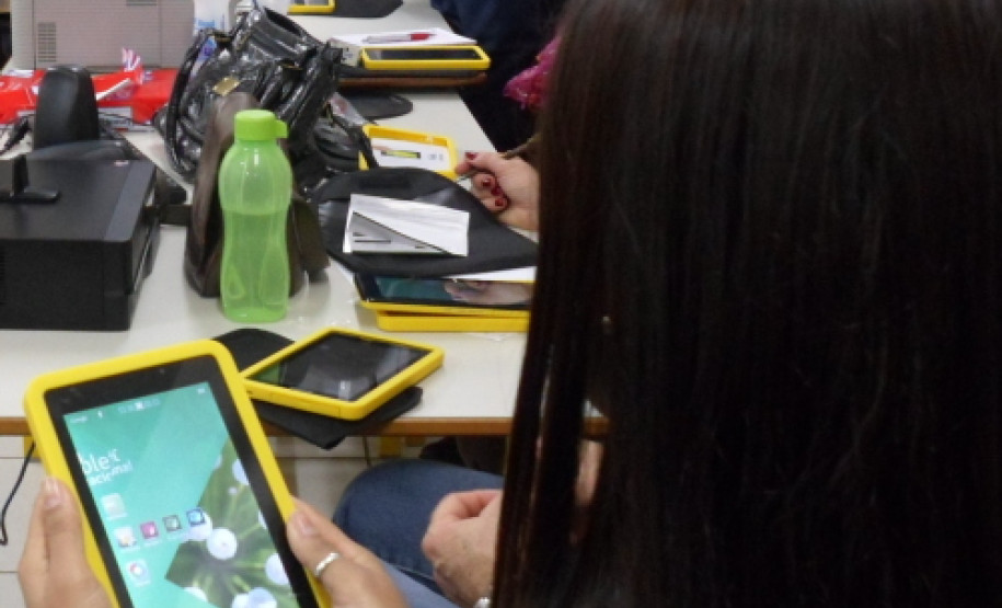 Treinamento prepara professores para usarem tablets em sala de aula Professores de Cascavel receberam tablets recebem treinamento para usar os equipamentos em sala de aula.Cascavel, 28/06/2013.