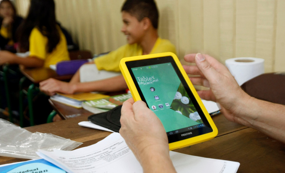 Treinamento prepara professores para usarem tablets Já foram entregues 32 mil aparelhos. Eles integram as ações do programa Sala de Aula Conectada, que terá investimentos em torno de R$ 62 milhões.