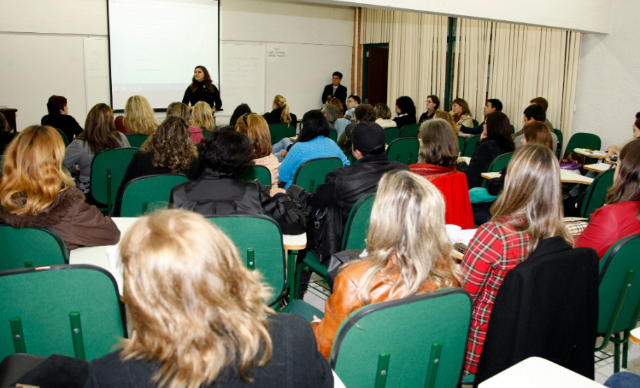 27-06-13 - Superintendente Eliane Rocha participa da semana pedagógica para os professores na Ditec e auditório do Arquivo Publico.