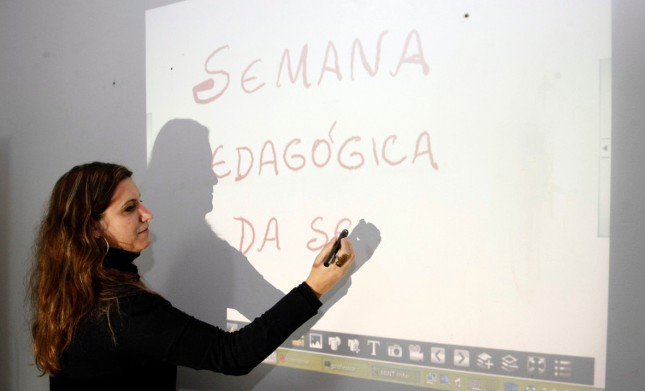 27-06-13 - Superintendente Eliane Rocha participa da semana pedagógica para os professores na Ditec e auditório do Arquivo Publico.