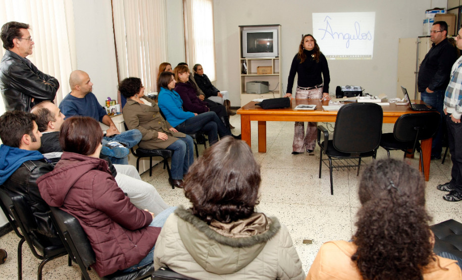 27-06-13 - Superintendente Eliane Rocha participa da semana pedagógica para os professores na Ditec e auditório do Arquivo Publico.