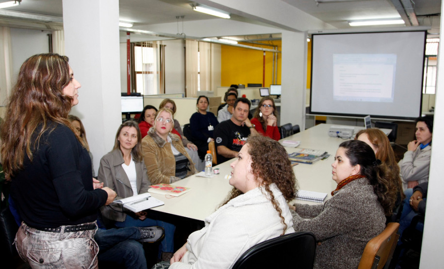 27-06-13 - Superintendente Eliane Rocha participa da semana pedagógica para os professores na Ditec e auditório do Arquivo Publico.