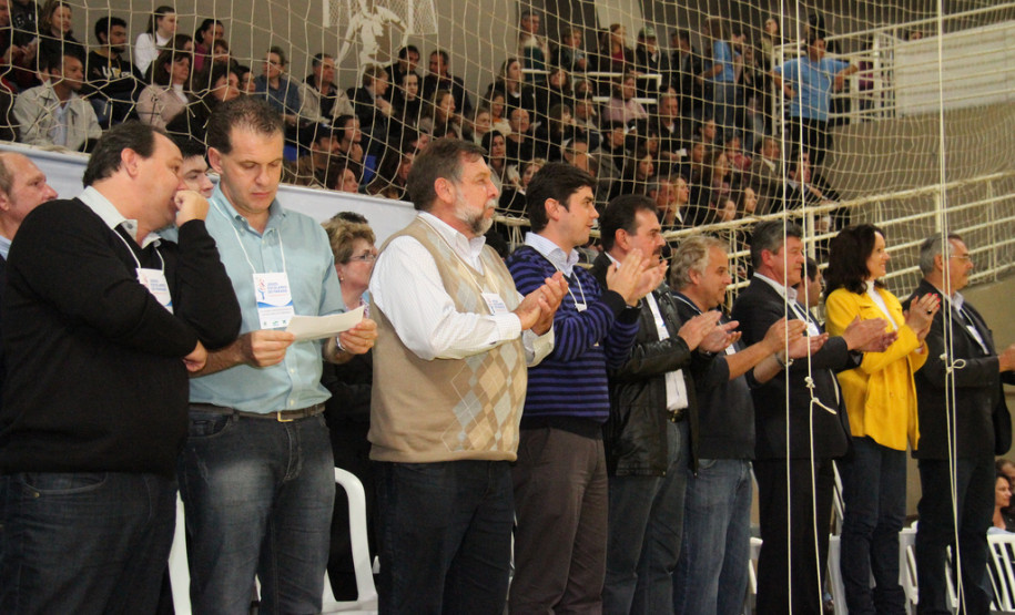 Guarapuava faz festa na abertura dos 60º JEPs Mais de cinco mil atletas de 12 a 14 alunos disputam a Etapa Final – Classe B dos Jogos Escolares do Paraná até o dia 06 de julho. <br />
<br />
Veja mais fotos em: <a href=" http://www.flickr.com/photos/flavioarns/sets/72157634384516063/" target="_blank"> http://www.flickr.com/photos/flavioarns/ </a>
