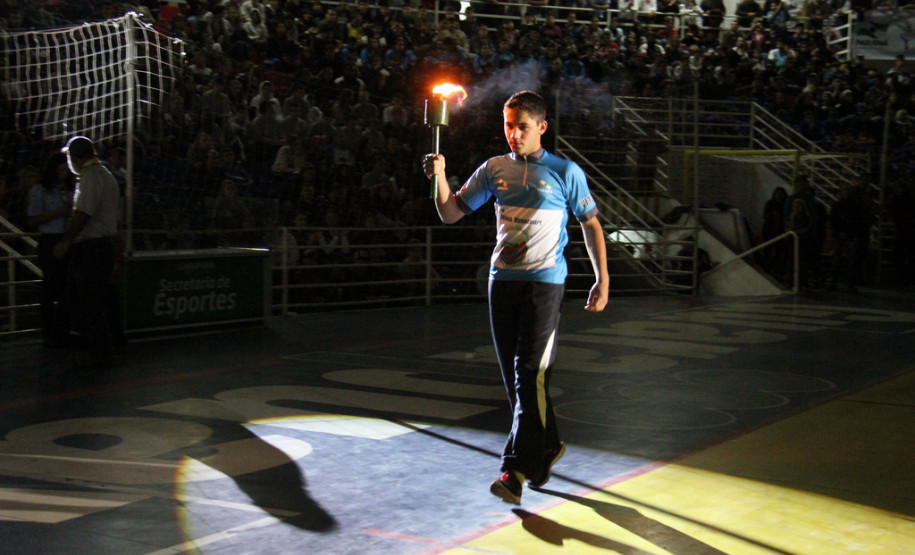 Guarapuava faz festa na abertura dos 60º JEPs Mais de cinco mil atletas de 12 a 14 alunos disputam a Etapa Final – Classe B dos Jogos Escolares do Paraná até o dia 06 de julho. <br />
<br />
Veja mais fotos em: <a href=" http://www.flickr.com/photos/flavioarns/sets/72157634384516063/" target="_blank"> http://www.flickr.com/photos/flavioarns/ </a>