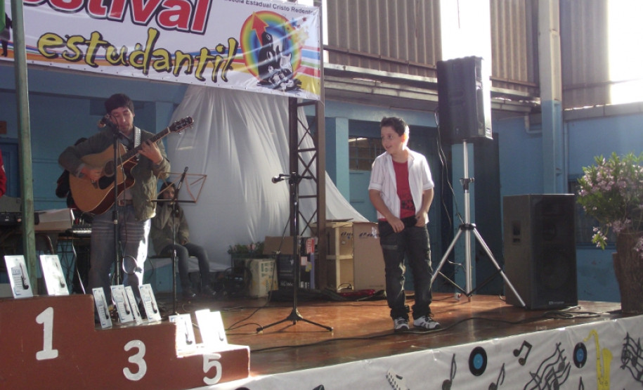 Colégio realizou festival de música com os alunos