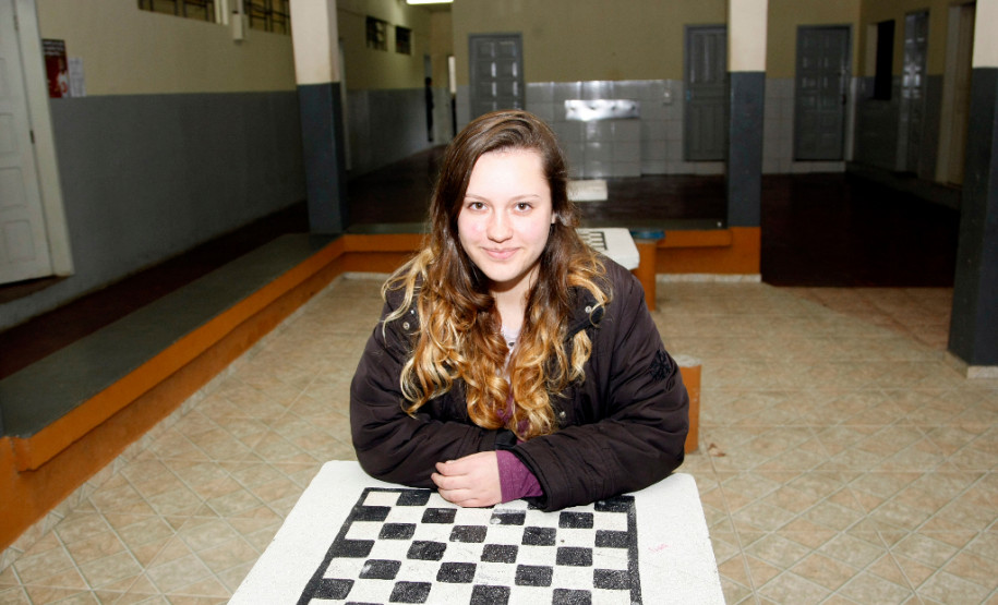 24-06-13 - Colégio Estadual João Batista Vieira em Piraquara. Na foto a aluna Brenda Silveira, de 15 anos.