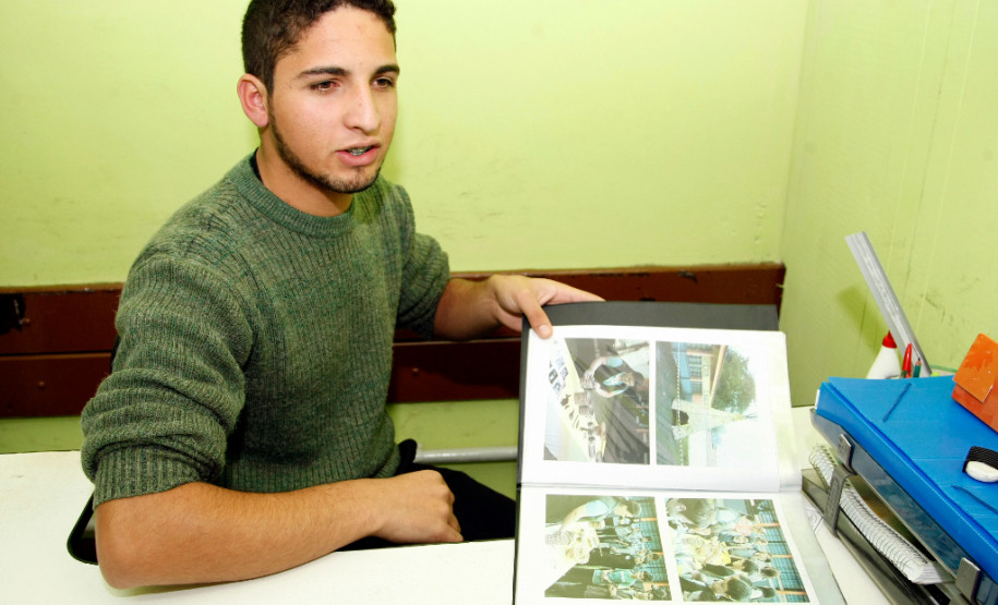 24-06-13 - Colégio Estadual João Batista Vieira em Piraquara. Na foto Leonardo Moreira dos Santos, presidente do Grêmio.