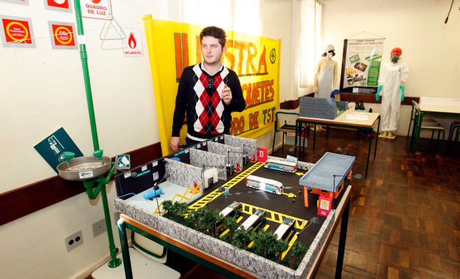 28-06-13 - Colégio Estadual Paulo Leminski, curso técnico de Segurança do Trabalho. Coordenador de estágio Verginio Luiz Stangherlin.