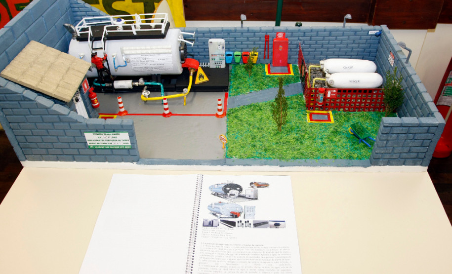 28-06-13 - Colégio Estadual Paulo Leminski, curso técnico de Segurança do Trabalho.