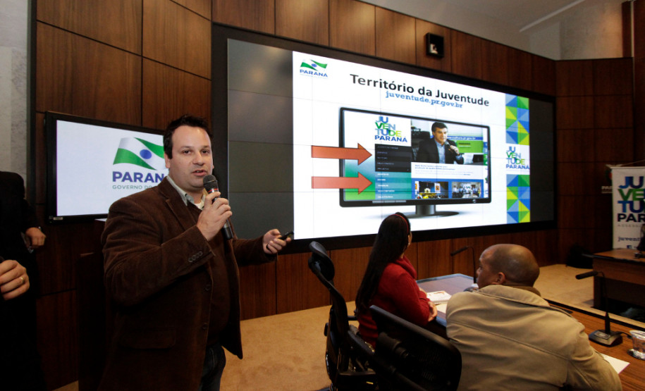 O governador Beto Richa, acompanhado do vice-governador e secretário da Educação, Flávio Arns, do secretário de Relações com a Comunidade, Ubirajara Screiber, do sub-chefe da Casa Civil, Guto Silva, e do assessor especial para Assuntos da Juventude, Edson Lau Filho, lança o Portal da Juventude. Na foto, Leao Cardoso.