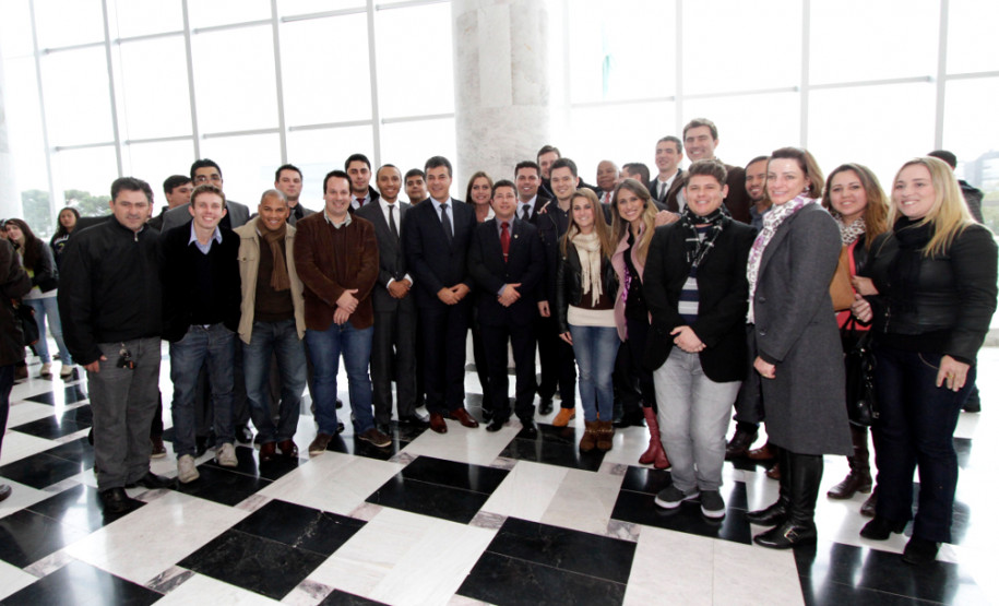 O governador Beto Richa, acompanhado do vice-governador e secretário da Educação, Flávio Arns, do secretário de Relações com a Comunidade, Ubirajara Screiber, do sub-chefe da Casa Civil, Guto Silva, e do assessor especial para Assuntos da Juventude, Edson Lau Filho, lança o Portal da Juventude.