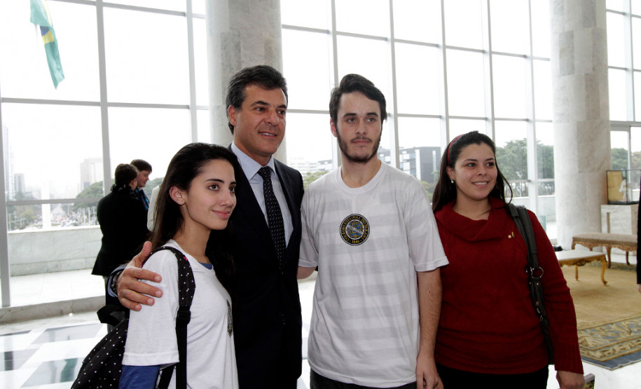 O governador Beto Richa, acompanhado do vice-governador e secretário da Educação, Flávio Arns, do secretário de Relações com a Comunidade, Ubirajara Screiber, do sub-chefe da Casa Civil, Guto Silva, e do assessor especial para Assuntos da Juventude, Edson Lau Filho, lança o Portal da Juventude.