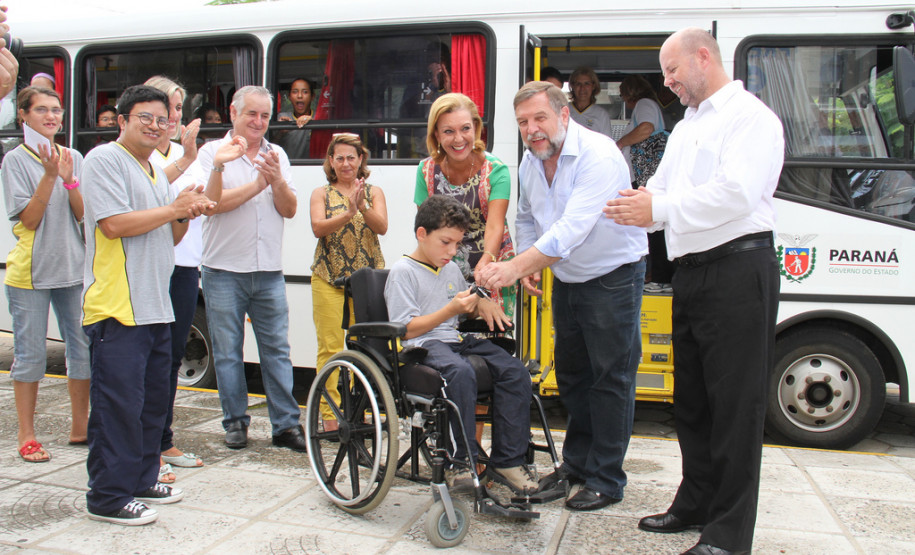 Entrega de ônibus adaptados para alunos com deficiência em Guaratuba, março deste ano.<br />
<br />
Veja mais fotos em: <a href="http://www.flickr.com/photos/flavioarns/sets/72157632939731363/with/8536870235/" target="_blank"> http://www.flickr.com/photos/flavioarns/</a>