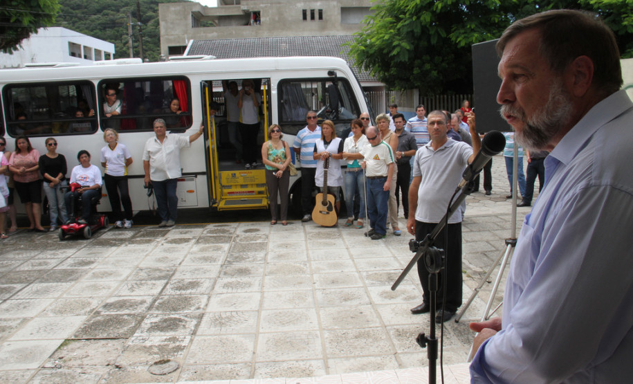 Entrega de ônibus adaptados para alunos com deficiência em Guaratuba, março deste ano.<br />
<br />
Veja mais fotos em: <a href="http://www.flickr.com/photos/flavioarns/sets/72157632939731363/with/8536870235/" target="_blank"> http://www.flickr.com/photos/flavioarns/</a>